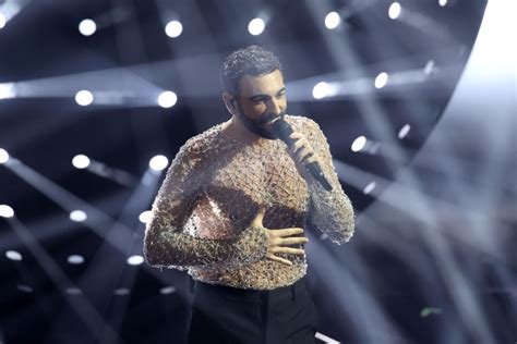 versace maglia mengoni|Le foto dei vestiti trasparenti di Sanremo 2024 .